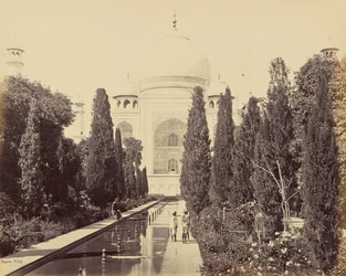 Agra; il Taj, dalla fontana