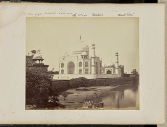 Agra; il Taj Mahal, dal fiume