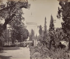 Agra. Veduta del Taj dal giardino