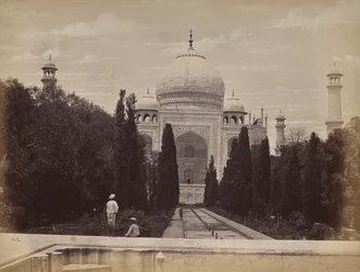 Agra. Veduta del Taj di fronte a Nootkan, la Luce del Mondo, moglie dell