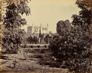 Cawnpore; il pozzo commemorativo, visto da sud attraverso gli alberi