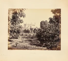 Cawnpore; il pozzo commemorativo, visto attraverso gli alberi da sud