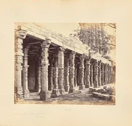 Delhi; colonnato di pilastri indù presso il Kutub Minar, lato est