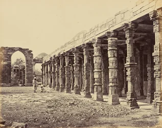 Delhi; Colonnato di pilastri indù presso il Qutb Minar, lato nord
