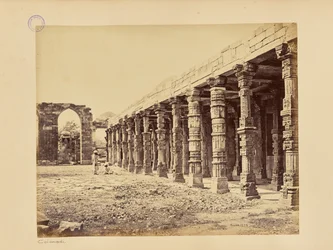 Delhi; colonnato di pilastri indù presso il Qutb Minar, lato nord