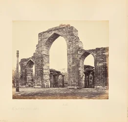 Delhi; il Kutub Minar, il Grande Arco e la Colonna di Ferro