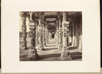 Delhi; Il Kutub Minar, vista interna del colonnato orientale