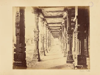 Delhi; il Qutb Minar, veduta interna del colonnato settentrionale