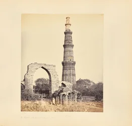 Delhi; il Kutub Minar, con il Grande Arco, da ovest