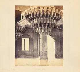 Fatehpur Sikri; notevole pilastro al centro del Diwan-i-Khas, o sala delle udienze