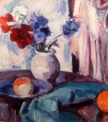 Garofani misti e fiordalisi in un vaso di ceramica
