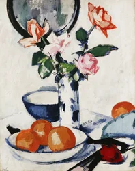 Rose rosa e color mandarino in un vaso a bicchiere blu e bianco con arance in una ciotola e un ventaglio nero, ca. 1924