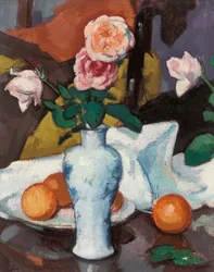 Rose in un vaso con arance e una tovaglia bianca