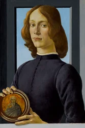 Giovane uomo che tiene un tondo