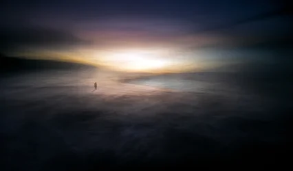 Figura solitaria, orizzonte dorato