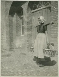 Donna con due cesti, Fotografia da Viaggi in Europa e Nord Africa