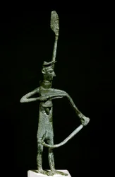 Cultura nuragica (nuraghi) sarda: statuetta di arciere in bronzo. VIII-VII secolo a.C. Cagliari, Museo Nazionale Archeologico, Sardegna, Italia