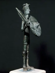 Cultura nuragica (nuraghi) sarda: statua in bronzo del guerriero di Teti dalle montagne di Arcosu. VIII-VII secolo a.C. Cagliari, Museo Archeologico Nazionale, Sardegna, Italia