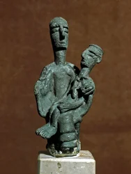 Cultura nuragica (nuraghi) sarda: statuetta in bronzo della dea madre che sostiene un guerriero morto. Da Urzulei vicino a Nuoro. VIII-VII secolo a.C. Cagliari, Museo Archeologico Nazionale, Sardegna, Italia