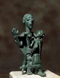 Cultura nuragica (nuraghi) sarda: statuetta in bronzo della Dea Madre con suo figlio. VIII-VII secolo a.C. Cagliari, Museo Nazionale Archeologico, Sardegna, Italia