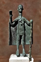 Cultura nuragica (nuraghi) sarda: statuetta in bronzo di viaggiatore con bastone e mantello. VIII-VII secolo a.C. Cagliari, Museo Archeologico Nazionale, Sardegna, Italia