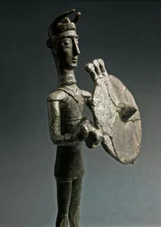 Cultura nuragica (nuraghi) sarda: statuetta in bronzo di guerriero con scudo. VIII-VII secolo a.C. Museo Nazionale Preistorico Etnografico 