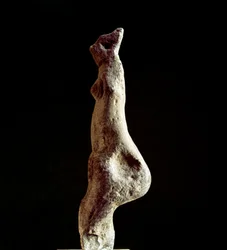 Cultura nuragica (nuraghi) sarda: statuetta in calcare di una Venere steatopigia (forma della parte inferiore della schiena) (Venere di Macomer), proveniente da Macomer, presso Nuoro. Databile al periodo prenuragico (XXV-XVIII secolo a.C.), Eneolitico.