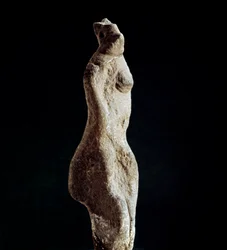 Cultura nuragica (nuraghi) sarda: statuetta in calcare di Venere steatopigia (forma della parte bassa della schiena) (Venere di Macomer), proveniente da Macomer, presso Nuoro. Databile al periodo prenuragico (XXV-XVIII secolo a.C.), Eneolitico. Cagliari