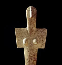 Cultura nuragica (nuraghi) sarda: statuetta in calcare della dea madre, idolo di tipo cicladico, da Senorbi (Regione di Trexenta) risalente al periodo prenuragico (XX secolo a.C.). Eneolitico. Cagliari, Museo Archeologico Nazionale, Sardegna, Italia