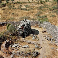 Rovine della città nuragica sul sito megalitico di Losa: una delle torri difensive
