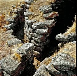 Cultura nuragica (nuraghi) sarda: rovine della città nuragica sul sito megalitico di Losa: una delle torri difensive. XV secolo a.C. Abbasanta, Sardegna, Italia