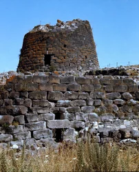 Cultura nuragica (nuraghi) sarda: rovine della città nuragica sul sito megalitico di Santu Antine: la torre centrale. 1600-1450 a.C. Torralba, Sardegna, Italia
