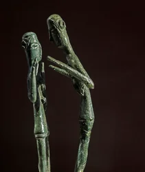 Cultura nuragica (nuraghi), sarda: gruppo scolpito di lottatori in bronzo. VIII-VII secolo a.C. Cagliari, Museo Nazionale Archeologico, Sardegna, Italia