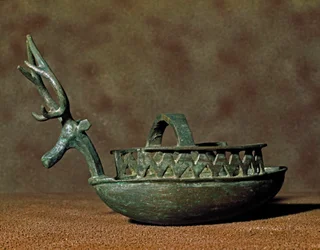 Cultura nuragica sarda: scultura a forma di barca con figure di testa di cervo in bronzo. VIII-VII secolo a.C. Cagliari, Museo Archeologico Nazionale, Sardegna, Italia