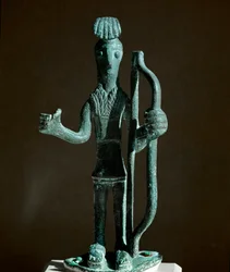 Cultura nuragica sarda: statuetta di un guerriero che tende un arco (manca la lancia) in bronzo. VIII-VII secolo a.C. Cagliari, Museo Archeologico Nazionale, Sardegna, Italia