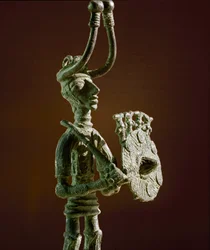 Cultura nuragica (nuraghi) sarda: statuetta di un guerriero con scudo e spada in bronzo. VIII-VII secolo a.C. Cagliari, Museo Archeologico Nazionale, Sardegna, Italia