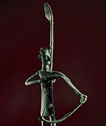 Statuetta di guerriero che tira un arco in bronzo