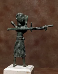 Cultura nuragica (nuraghi) sarda: statuetta di guerriero con gonna orientale in bronzo. VIII-VII secolo a.C. Cagliari, Museo Nazionale Archeologico, Sardegna, Italia