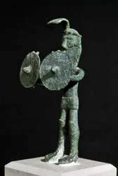 Cultura nuragica (nuraghi) sarda: statuetta rappresentante una creatura demoniaca armata di doppio scudo in bronzo. VIII-VII secolo a.C. Cagliari, Museo Nazionale Archeologico, Sardegna, Italia