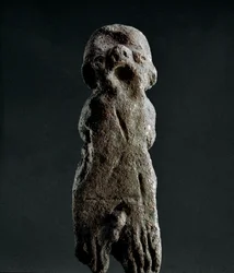 Cultura nuragica (nuraghi), sarda: statuetta votiva in terracotta proveniente dal tempio di Abini. Databile al periodo prenuragico (XXV-XVIII secolo a.C.), Eneolitico. Cagliari, Museo Archeologico Nazionale, Sardegna, Italia