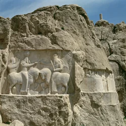 Due bassorilievi, a sinistra con l