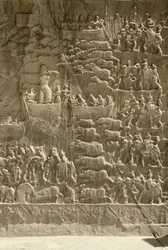 Una caccia al cinghiale reale, probabilmente raffigurante Khosrow II che scocca una freccia da una barca, rilievo dal lato degli aivans, c.620