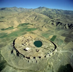 Veduta aerea di Takht-e Solalman, o Trono di Salomone