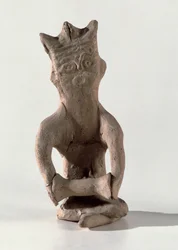 Figura a gambe incrociate con un oggetto che si pensa sia un tamburo, da Susa, Iran, IV-VI secolo d.C.