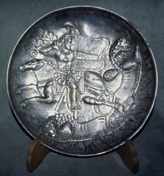 Piatto raffigurante il Re Ardashir II, da Sari, Mazandaran, c.380 d.C.