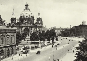 Berlino: Vor der Schlossbrücke