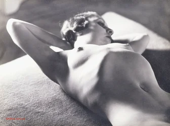 Nudo (sdraiato con le mani dietro la testa)