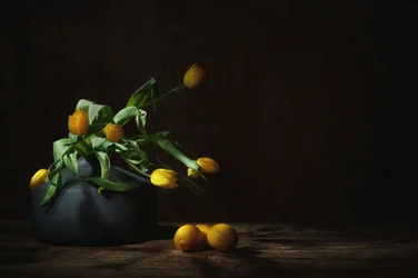 Natura morta suggestiva con tulipani gialli