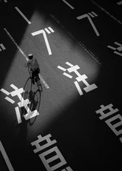 Ciclista su strada giapponese