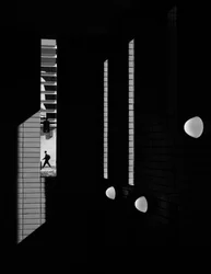 Uomo tra ombra e luce